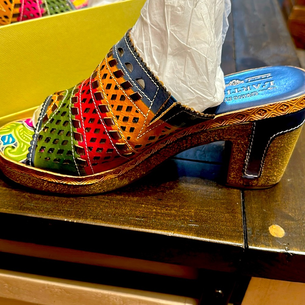 L’artise Comfortable beautiful shoes.Sundress, shorts, skirts anything Warn 2x